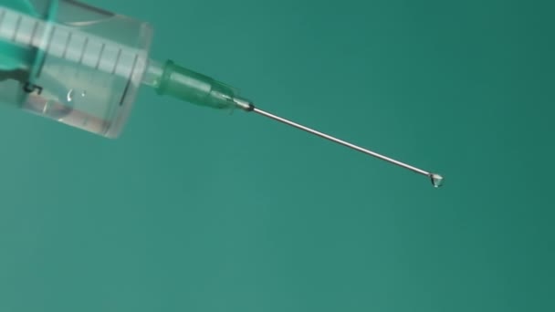 Injekční jehla s kapkami kapajících kapek léků v pomalém pohybu 240 fps — Stock video