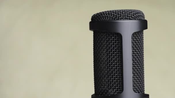 Studio Condensator Microfon rotatii pe fundal galben cu loc pentru text — Videoclip de stoc