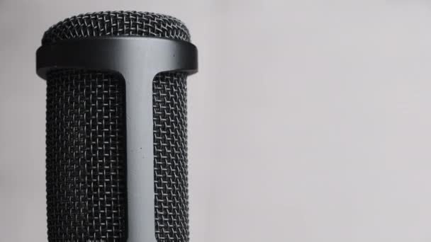 Studio kondensator mikrofon roterar på grå bakgrund med plats för text — Stockvideo