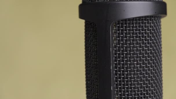 Mikrofon kondensacyjny Studio obraca się na żółtym tle z miejscem na tekst — Wideo stockowe