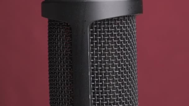 Stúdió kondenzátor mikrofon forog a piros háttér hely szöveg — Stock videók