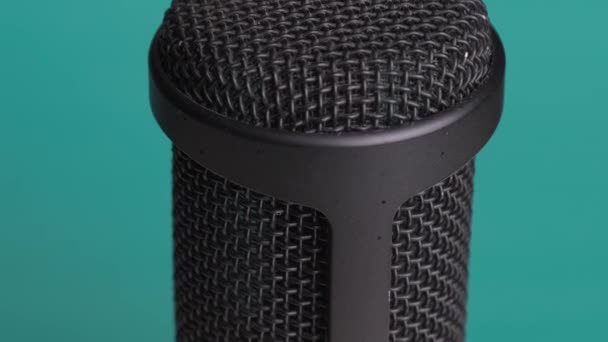 Microfone condensador de estúdio gira em fundo azul com lugar para texto — Vídeo de Stock