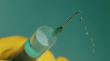 Doktor Ellerinde Sıvı Damlayan İlaç Damlalarıyla Şırınga İğnesi