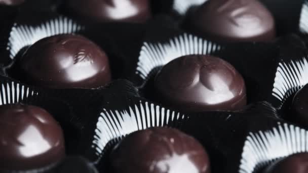 Коробка шоколадных конфет вращается — стоковое видео