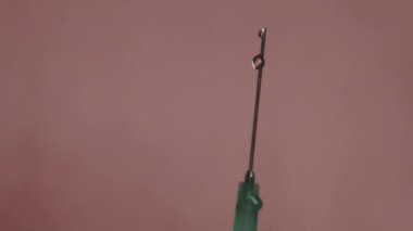 Yavaş Çekimde Sıvı Damlayan İlaç Damlalarıyla Şırınga İğnesi 240 fps