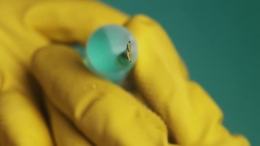 Doktor Ellerinde Sıvı Damlayan İlaç Damlalarıyla Şırınga İğnesi