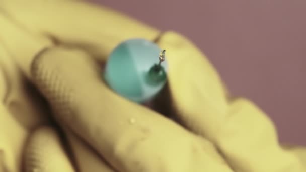 Aiguille de seringue avec gouttes liquides gouttes de médicament dans les mains du médecin — Video