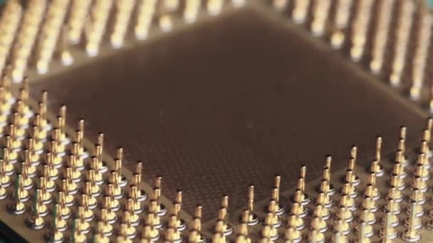 Die Prozessor-CPU mit vergoldeten Kontakten dreht sich auf grünem Hintergrund — Stockvideo