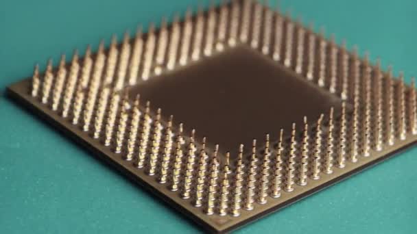 Computer Processor CPU med guldbelagte kontakter spins på grøn baggrund – Stock-video