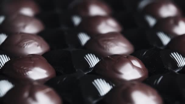 Коробка шоколадных конфет вращается — стоковое видео