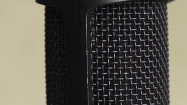 Stüdyo Yoğunlaştırıcı Mikrofon Metin İçin Yer ile Sarı Arkaplanda Dönüyor