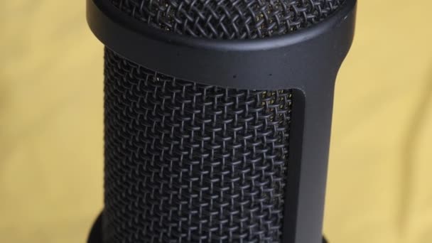Mikrofon kondensacyjny Studio obraca się na żółtym tle z miejscem na tekst — Wideo stockowe