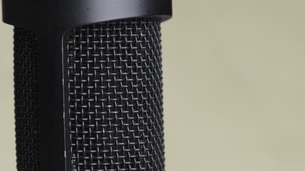 带文本位置的黄色背景下的Studio Condenser Microphone Rotates — 图库视频影像