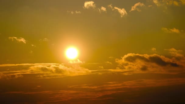 Geweldige zonsondergang door de Cumulus Wolken in de Oranje Hemel. Majestueuze tijdspanne — Stockvideo