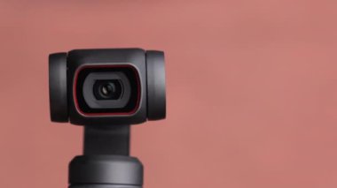 Robot Kamera farklı yönlerde döndürülmektedir. Güvenlik ve Nesne İzleme