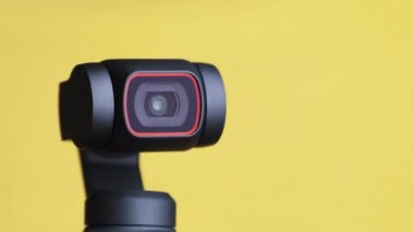 Robot Kamera farklı yönlerde döndürülmektedir. Güvenlik ve Nesne İzleme