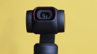 Mekanik Gimbal Kamera Sarı Arkaplanda Döndürür, Robot Kamera Makro