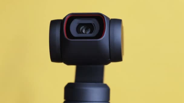 Mechanický objektiv Gimbal fotoaparátu se otáčí na žlutém pozadí, makro robotické kamery — Stock video