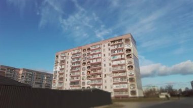 Mavi Gökyüzü ve Hareketli Bulutlara Karşı Çok Katlı Eski Binanın Hızı