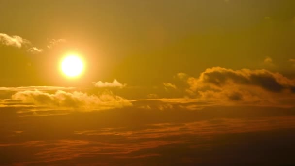 地平線上に劇的な赤い夕日の空の壮大なタイムラプス。素晴らしい夕日 — ストック動画