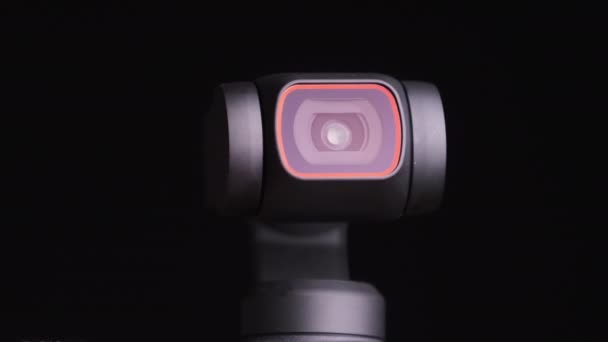 A robotkamera különböző irányokban forog. Biztonság és objektumkövetés — Stock videók