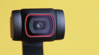 Robot Kamera farklı yönlerde döndürülmektedir. Güvenlik ve Nesne İzleme