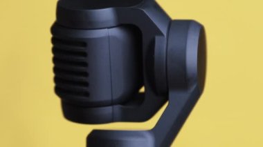 Robot Kamera farklı yönlerde döndürülmektedir. Güvenlik ve Nesne İzleme