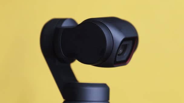 A câmera robótica gira em diferentes direções. Segurança e rastreamento de objetos — Vídeo de Stock
