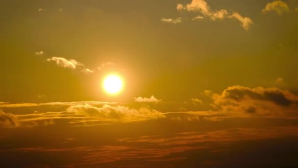 Majestueuze Timelapse van Dramatische Rode Zonsondergang Hemel Over de Horizon. Geweldige zonsondergang — Stockvideo