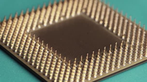 La CPU del processore di computer con contatti placcati oro gira su sfondo verde — Video Stock