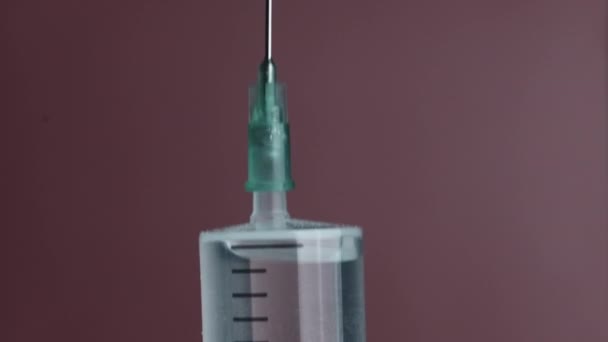 Aiguille de seringue avec gouttes liquides gouttes de médicament — Video