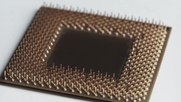 La CPU del procesador de computadora con contactos chapados en oro gira sobre fondo blanco — Vídeos de Stock
