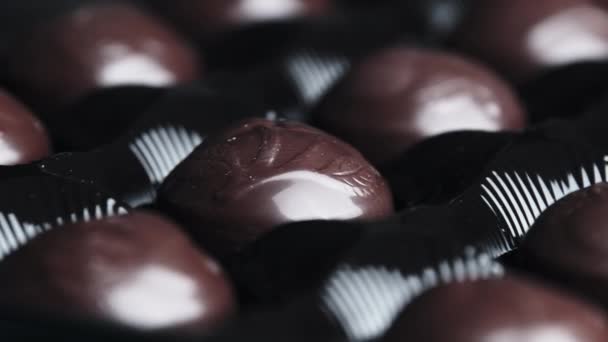 De doos met chocolade roteert — Stockvideo
