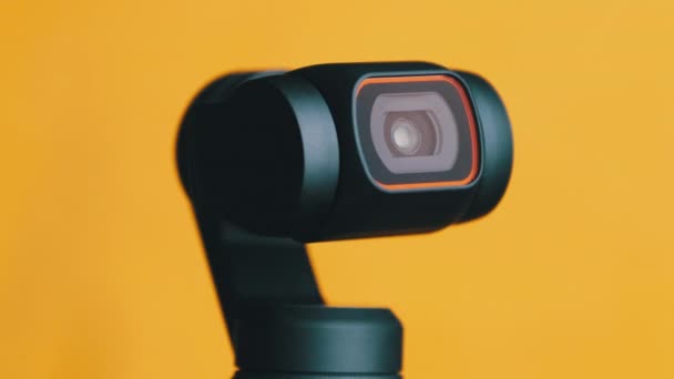 Роботизированная камера вращается в разных направлениях. Безопасность и отслеживание объектов — стоковое видео