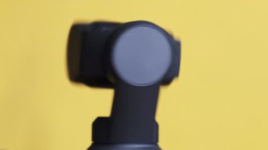 Robot Kamera farklı yönlerde döndürülmektedir. Güvenlik ve Nesne İzleme