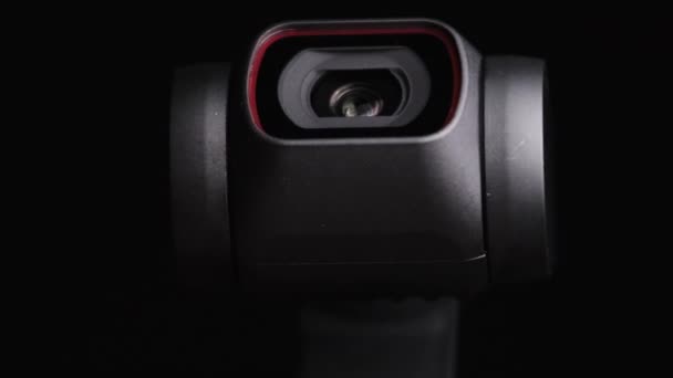 Objectif de caméra mécanique à cardan tourne sur fond noir, macro caméra robotique — Video