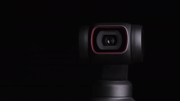 Lente de cámara Gimbal mecánica gira sobre fondo negro, cámara robótica Macro — Vídeos de Stock