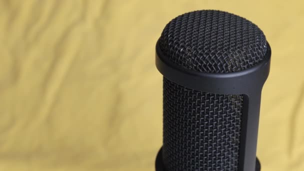 Studio Condensator Microfoon draait op gele achtergrond met plaats voor tekst — Stockvideo