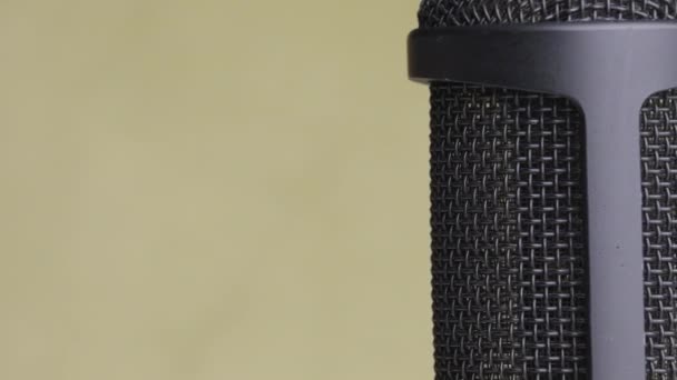 带文本位置的黄色背景下的Studio Condenser Microphone Rotates — 图库视频影像