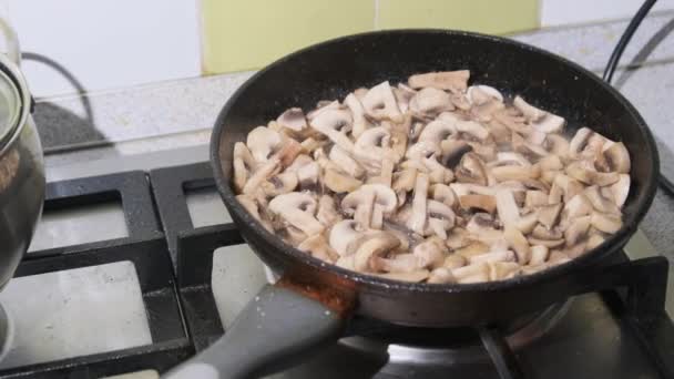 Las setas se fríen en una sartén en la cocina casera, cocinando setas Julienne — Vídeos de Stock