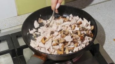 Ev Mutfağında Sotelenmiş Mantarları Karıştıran Kadın Elleri Julienne Pişiriyor