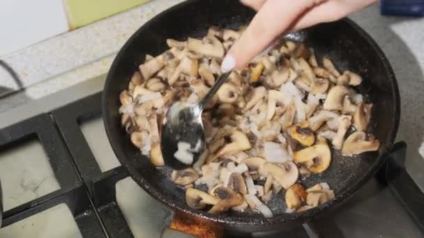 Women Hand Mixes Sauteed Mushrooms in a Pan at Home Kitchen, Cooking Julienne — Stock Video