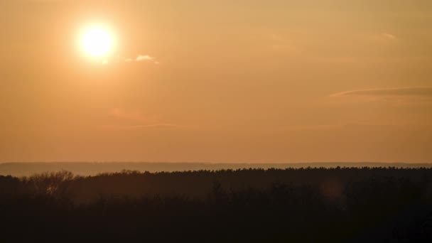 Timelapse majestueuse du ciel rouge dramatique de coucher de soleil au-dessus de l'horizon. Coucher de soleil incroyable — Video