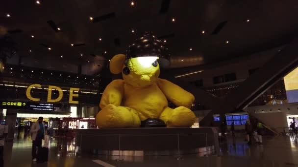 ハマドはドーハの国際空港でテディベアの巨像です — ストック動画