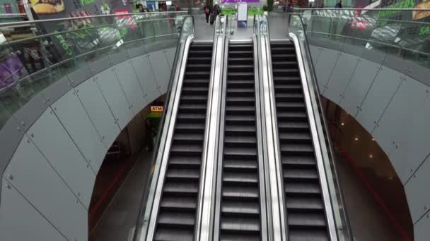 Boryspil Airport Terminal Inside, Escalators Move, Zone de départ aux heures de quarantaine — Video