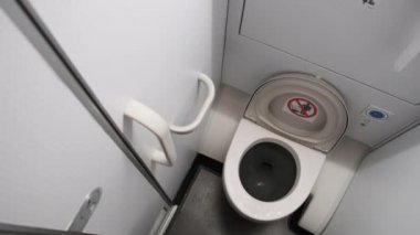Uçakta umumi tuvalet, Uçak Banyosu. Uçaktaki tuvaletin içinde.