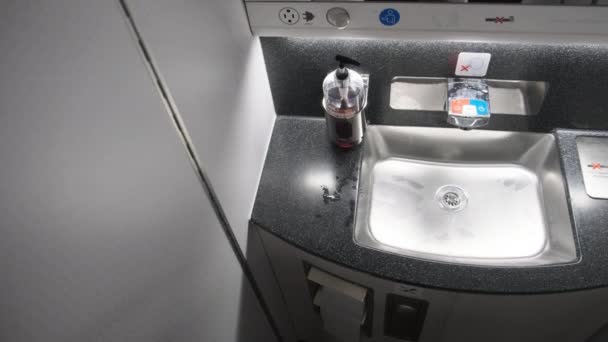 Toilettes publiques dans l'avion, lavabo et robinet à l'intérieur des toilettes de l'avion — Video