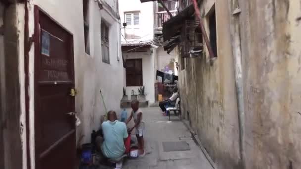Passeio a pé pela Cidade de Pedra, Zanzibar, Estreito, Ruas Sujas com africanos pobres — Vídeo de Stock