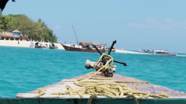 Kilátás íj és horgony a kis öreg fa afrikai hajó vitorlázás az Indiai-óceánon — Stock videók