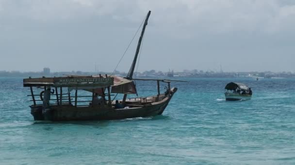 Barco africano de madera Dhow Navegación por el Océano Índico Turquesa, Zanzíbar, Tanzania — Vídeo de stock